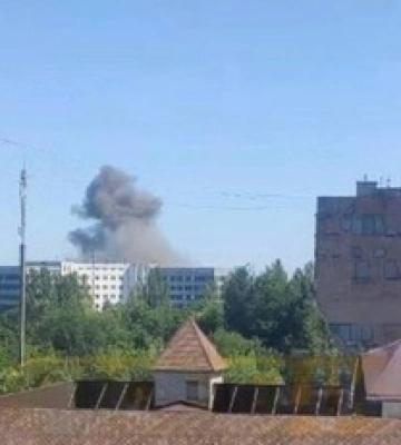 У Донецьку лунали вибухи і піднявся дим. Відео