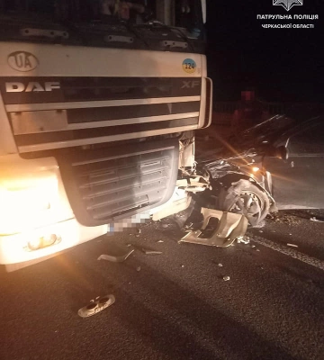 На мосту біля Черкас нетверезий водій легковика в’їхав у вантажівку