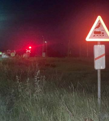 На Чернігівщині потяг на переїзді врізався у легковик: загинули чоловік, його дружина та двоє дітей (ФОТО)