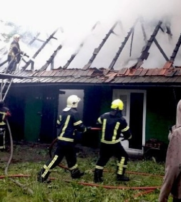 На Тячівщині ліквідували пожежу в надвірній споруді