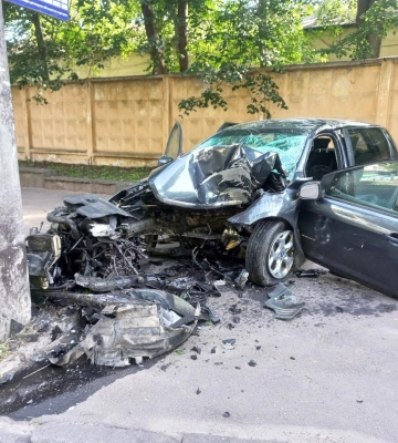 У Рівному автівка влетіла у стовп