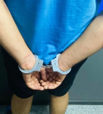 Розбив голову та пограбував: в Одесі чоловік напав на перехожу у дворі багатоповерхівки