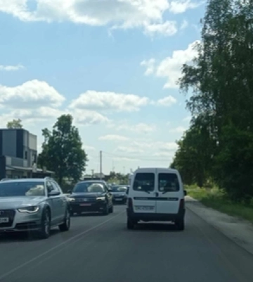 На вихідні – на Світязь: у Любомлі – довжелезна автотягучка (фото, відео)