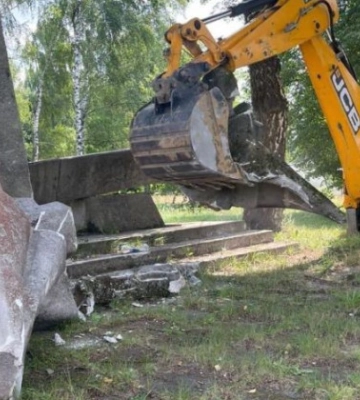 Во Львовской области снесли еще два памятника советской армии, фото