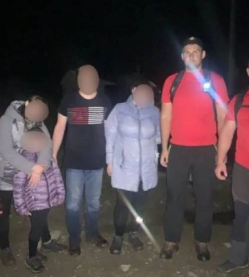 Заблукали у Карпатах: рятувальники розшукали три групи туристів з дітьми