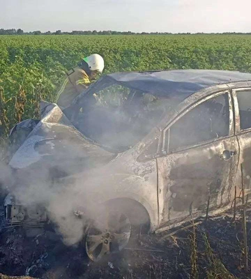 В Днепровском районе автомобиль Mazda съехал в кювет и сгорел