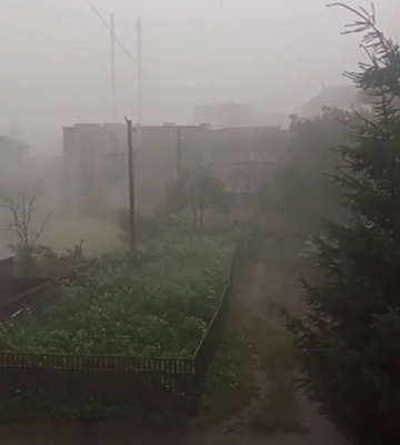 Затоплені вулиці та автівки: на Львівщині знову вирувала негода. Відео