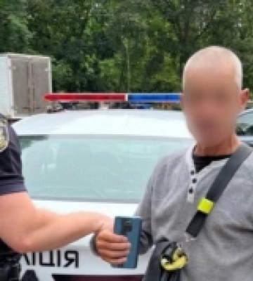 В Ужгороді патрульні зупинили порушника, у якого виявили викрадений раніше телефон