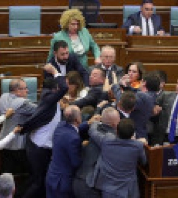 У парламенті Косово депутат облив прем'єр-міністра водою, відбулась бійка