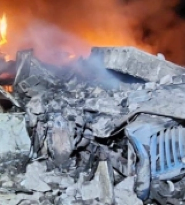 Ворожі дрони-камікадзе влучили у підприємство: пошкоджені адмінбудівлі, транспорт та житлові будинки поруч