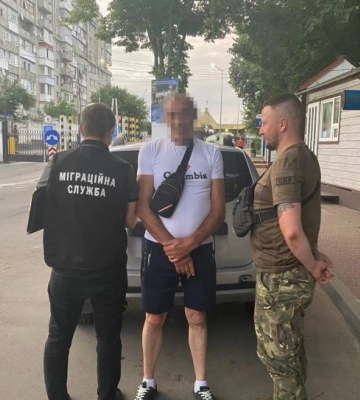 На Полтавщині примусово видворили чергового нелегального мігранта