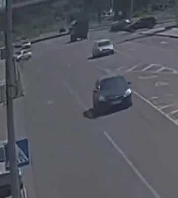 На виїзді з Луцька легковик протаранив паркан (відео)