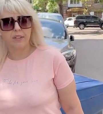 Миколаївська поліція відкрила провадження через відео, на якому жінка принижує перехожих через українську мову