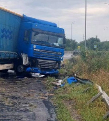 На Рівненщині через калюжу розбилася вантажівка (ФОТО)