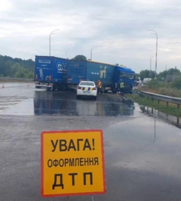 Поблизу Дубна вантажівку занесло у відбійник