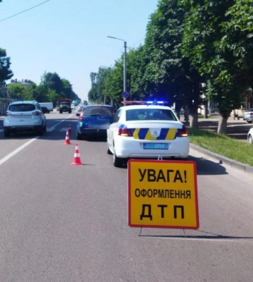 Не дотримався безпечної дистанції: у Дубно в автопригоді травмувалась пасажирка
