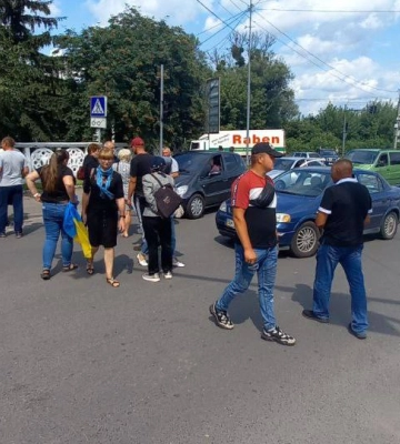 У Луцьку біля «Нової лінії» люди перекрили дорогу: що відомо