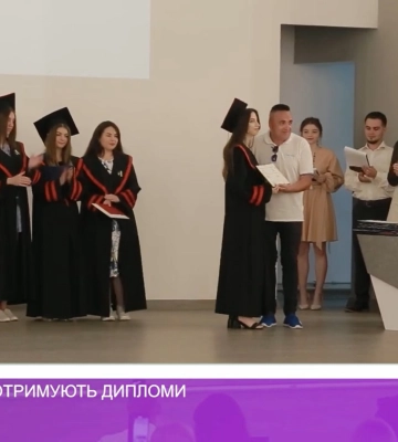 Бакалаври отримують дипломи (відео)