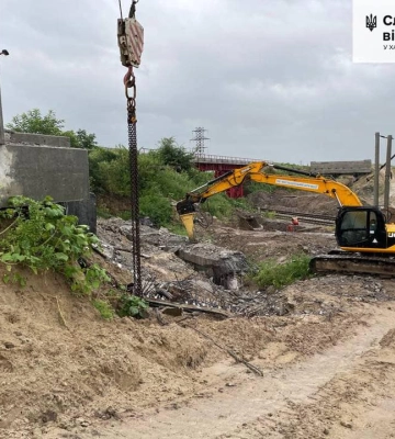 На Харківщині почали відбудовувати ще два мости, які зруйнували росіяни 