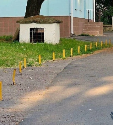 Керівництво коледжу у Рівному самовільно встановило паркувальні бар`єри