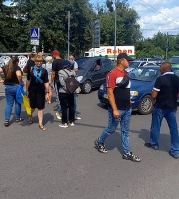 «Не можна ховати в алеї, бо він не Герой»: нові подробиці скандалу під час похорону Герою у Луцьку