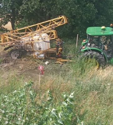 На Сумщині трактор підірвався на міні, але водій має тільки подряпини