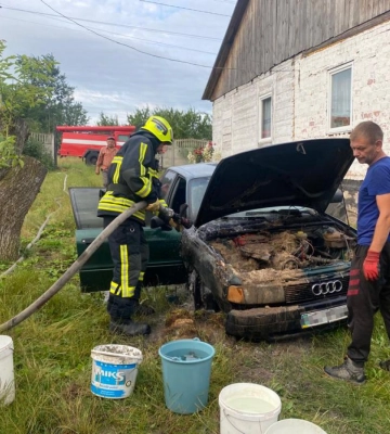 В Рівненському районі вогнеборці врятували від знищення вогнем легковий автомобіль