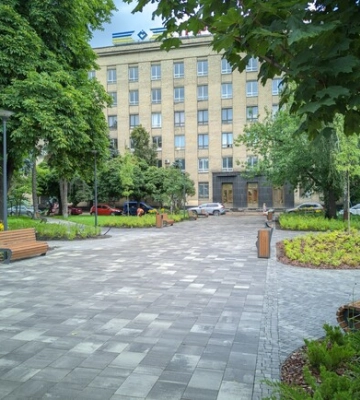 Как выглядит отремонтированный сквер у метро "Шулявская" - фото