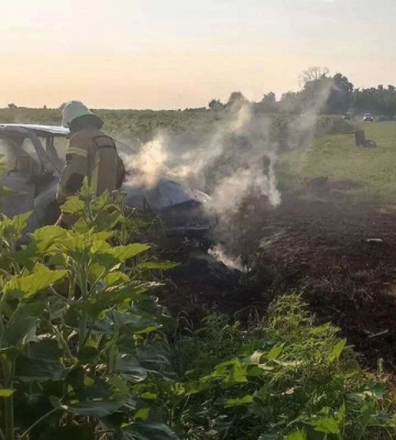 У Дніпровському районі автомобіль Mazda з'їхав у кювет і згорів (ФОТО)