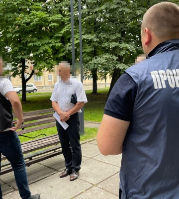 42 тис. грн «відкату» за отримання коштів з місцевого бюджету: на Львівщині затримали двох посадовців