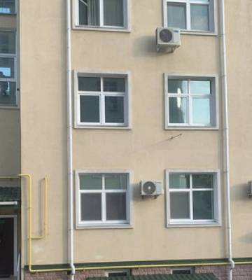 Під Києвом 4-річна дівчинка випала з вікна третього поверху, її госпіталізували
