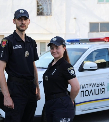 На ходу застрибнули до маршрутки: одеські копи врятували людей автобусу, у водія якого стався інсульт