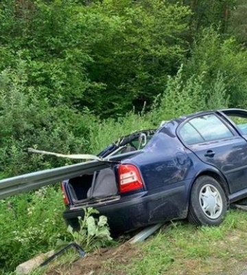 На Львівщині відбійник проштрикнув автівку, загинув школяр