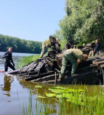 На Чернігівщині з води витягли російський танк, який не зміг переправитися через Десну