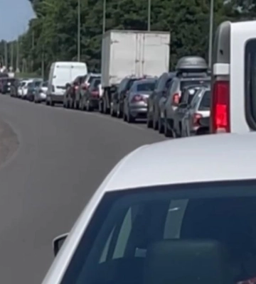Усі їдуть на Світязь: на Волині - довжелезні затори