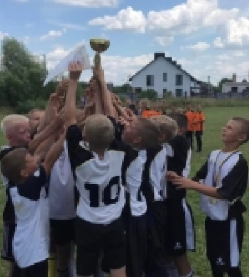 Юні представники Острога виграли футбольний турнір із нагоди Дня селища Квасилів