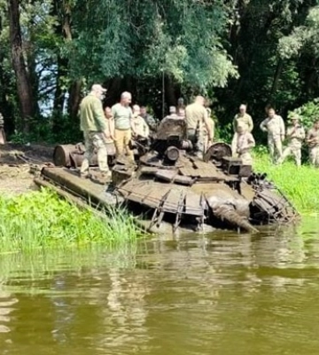 Из Десны вытащили российский танк, затопленный во время переправы в районе Шестовицы. После восстановления он станет в ряды ВСУ. ФОТО