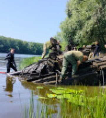 На Черниговщине из Десны вытащили российский танк, который теперь послужит ВСУ