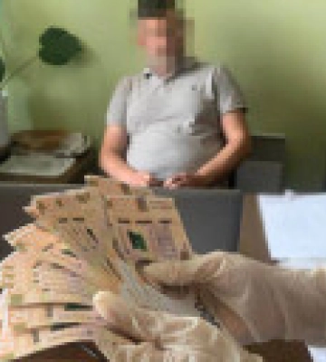 На Львовщине на взятке задержали двух чиновников: требовали у предпринимателя &quot;откат&quot;