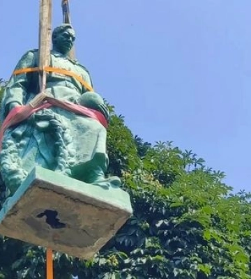 Во Львове снесли еще один памятник советской эпохи: его перенесут в музей тоталитарных режимов. Видео