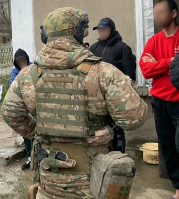 «Ваша карта заблокована, передзвоніть співробітнику банку» — у Харкові судитимуть трьох учасників організованої групи шахраїв