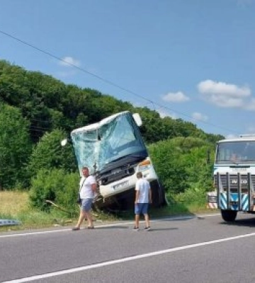 На Закарпатті пасажирський автобус зіткнувся з автівкою (ФОТО)