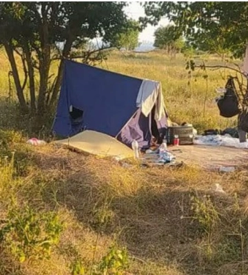 Переселенка з Миколаївщини живе під Одесою в наметі