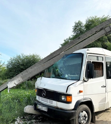 Маршрутка врізалась в електроопору: що відомо про ДТП у Рівненському районі