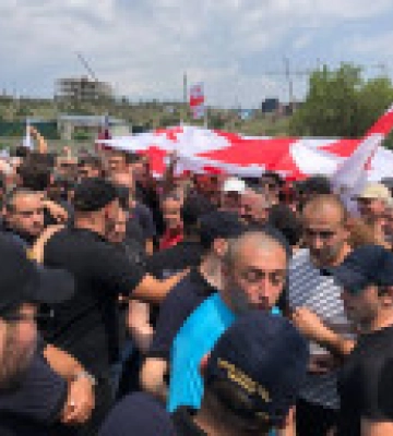 У Тбілісі зірвано фестиваль Tbilisi Pride: учасники анти-ЛГБТ акції прорвали кордон поліції