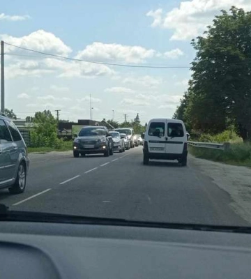 На вихідні – на Світязь: у Любомлі – довжелезна автотягучка (фото, відео)