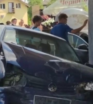 У Згоранах на Волині автівка на швидкості влетіла у зупинку: є постраждалі (відео)