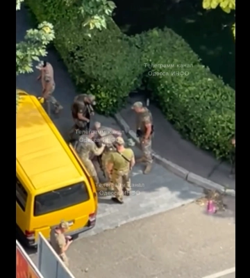 &quot;Не сдержали эмоций&quot;: в Одесском военкомате прокомментировали жесткое задержание мужчины