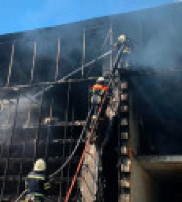 Під Києвом спалахнула масштабна пожежа: горів ангар, в якому вирощувались гриби