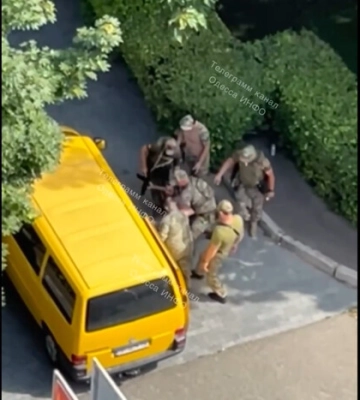 В Одесі нацгвардійці затримали чоловіка й повалили на землю, а потім відвезли до військкомату. Обласний ТЦК відреагував